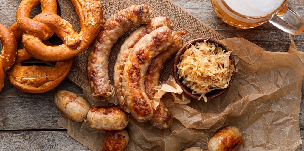 ソーセージとプレッツェルトとビール