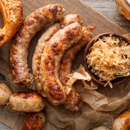 ソーセージとプレッツェルトとビール