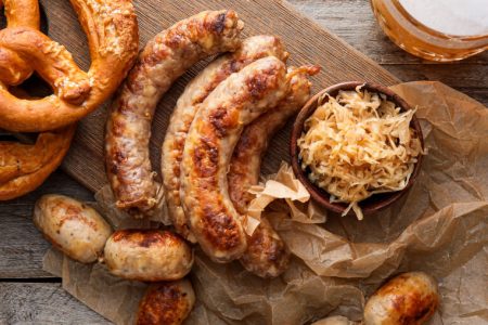 ソーセージとプレッツェルトとビール