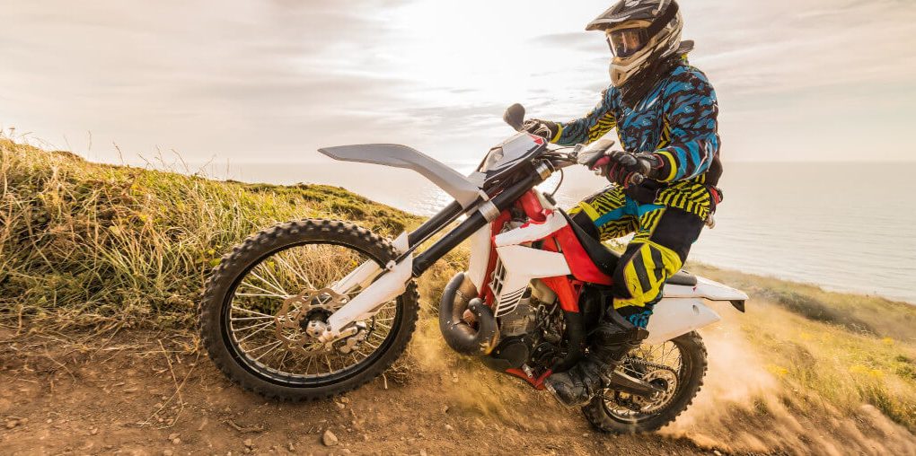 砂利道を走行するライダー