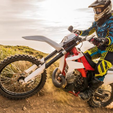 砂利道を走行するライダー