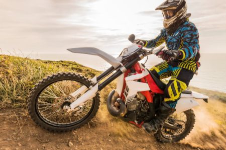 砂利道を走行するライダー