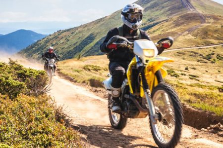 砂利道を走るライダー